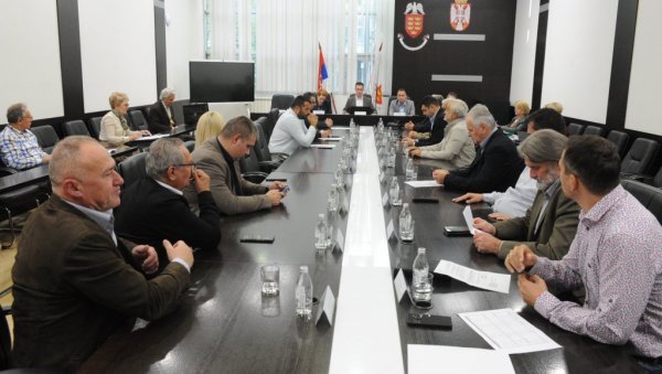 СПОРТИСТИМА ЈОШ 12 МИЛИОНА: Расподела буџетских средстава клубовима у Краљеву СПОРТИСТИМА ЈОШ 12 МИЛИОНА: Расподела буџетских средстава клубовима у Краљеву