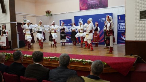 VEZA PROŠLOSTI I SADAŠNJOSTI: Smotra folklora dijaspore u valjevskoj Muzičkoj školi Živorad Grbić VEZA PROŠLOSTI I SADAŠNJOSTI: Smotra folklora dijaspore u valjevskoj Muzičkoj školi Živorad Grbić
