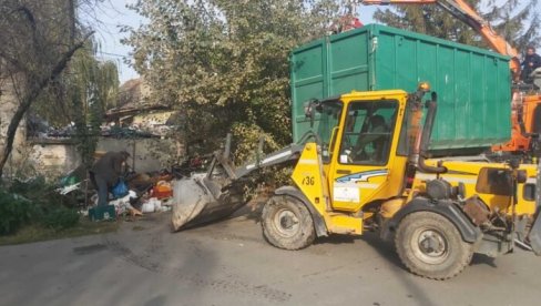 OČISTILI SMEĆE U ŠEVINOJ: Akcija velikog broja radnika i mehanizacije Čistoće i Opštine Zemun OČISTILI SMEĆE U ŠEVINOJ: Akcija velikog broja radnika i mehanizacije Čistoće i Opštine Zemun