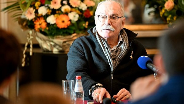 ПРЕЖИВЕЋЕ САМО ТРПЕЉИВА И СТРПЉИВА ДРУШТВА: Чувени руски уметник Никита Михалков између два извођења његове представе 12 у Београду ПРЕЖИВЕЋЕ САМО ТРПЕЉИВА И СТРПЉИВА ДРУШТВА: Чувени руски уметник Никита Михалков између два извођења његове представе 12 у Београду