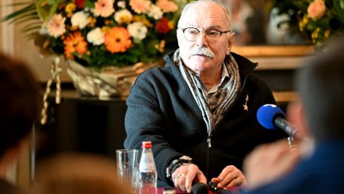 ПРЕЖИВЕЋЕ САМО ТРПЕЉИВА И СТРПЉИВА ДРУШТВА: Чувени руски уметник Никита Михалков између два извођења његове представе 12 у Београду ПРЕЖИВЕЋЕ САМО ТРПЕЉИВА И СТРПЉИВА ДРУШТВА: Чувени руски уметник Никита Михалков између два извођења његове представе 12 у Београду