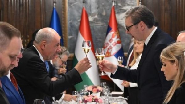 ВУЧИЋ ПРИРЕДИО РУЧАК У ЧАСТ ШУЈОКА: Увек нам је посебна част и привилегија када дођу гости из Мађарске (ФОТО) ВУЧИЋ ПРИРЕДИО РУЧАК У ЧАСТ ШУЈОКА: Увек нам је посебна част и привилегија када дођу гости из Мађарске (ФОТО)