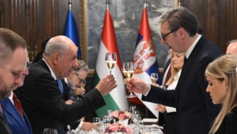 VUČIĆ PRIREDIO RUČAK U ČAST ŠUJOKA: Uvek nam je posebna čast i privilegija kada dođu gosti iz Mađarske (FOTO) VUČIĆ PRIREDIO RUČAK U ČAST ŠUJOKA: Uvek nam je posebna čast i privilegija kada dođu gosti iz Mađarske (FOTO)