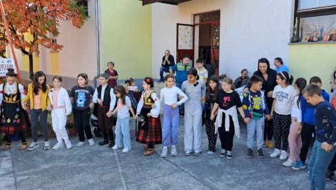 „УПОЗНАЈТЕ ПАРАЋИН“: Друштво учитеља угостило ђаке и колеге из десет градова (ФОТО) „УПОЗНАЈТЕ ПАРАЋИН“: Друштво учитеља угостило ђаке и колеге из десет градова (ФОТО)