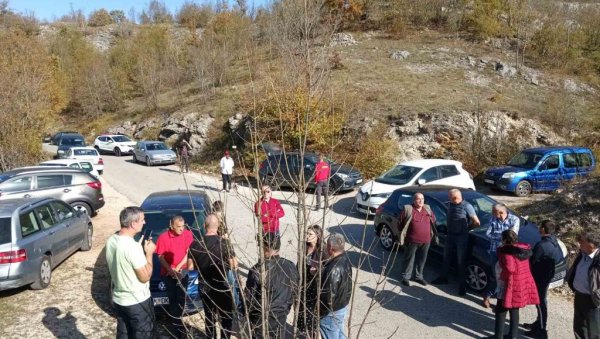БЛОКАДА МАГИСТРАЛЕ ЗБОГ СТОЧНОГ ГРОБЉА: Протест становника Богетића због укопа угинулих крава надомак њихових кућа БЛОКАДА МАГИСТРАЛЕ ЗБОГ СТОЧНОГ ГРОБЉА: Протест становника Богетића због укопа угинулих крава надомак њихових кућа
