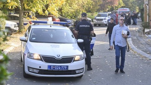 MNOGO PUTA JE ONA JADNICA PRETRČAVALA KOD MENE DA PRENOĆI Komšije o muškarcu koji je pucao na sina i ženu:Nosio nanogvicu, pretio pištoljem MNOGO PUTA JE ONA JADNICA PRETRČAVALA KOD MENE DA PRENOĆI Komšije o muškarcu koji je pucao na sina i ženu:Nosio nanogvicu, pretio pištoljem