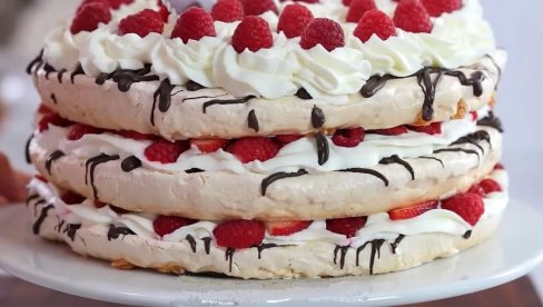 PUSLICA TORTA SA ČOKOLADOM I MALINAMA: Kora koja krcka u ustima u kombinaciji sa šlagom i jagodama - fantazija ukusa (VIDEO) PUSLICA TORTA SA ČOKOLADOM I MALINAMA: Kora koja krcka u ustima u kombinaciji sa šlagom i jagodama - fantazija ukusa (VIDEO)