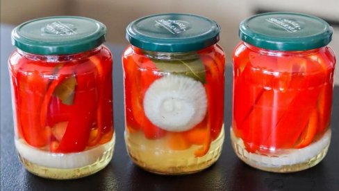 NAJBRŽI RECEPT ZA PAPRIKE IZ TEGLE: Spremite pikantnu zimnicu za manje od sata (VIDEO) NAJBRŽI RECEPT ZA PAPRIKE IZ TEGLE: Spremite pikantnu zimnicu za manje od sata (VIDEO)