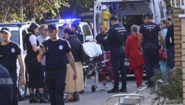 ОВО ЈЕ НАПАДАЧ КОЈИ ЈЕ ПУЦАО НА СИНА И СУПРУГУ: Прво ухапшен, па на носилима однет у кола Хитне помоћи (ФОТО) ОВО ЈЕ НАПАДАЧ КОЈИ ЈЕ ПУЦАО НА СИНА И СУПРУГУ: Прво ухапшен, па на носилима однет у кола Хитне помоћи (ФОТО)