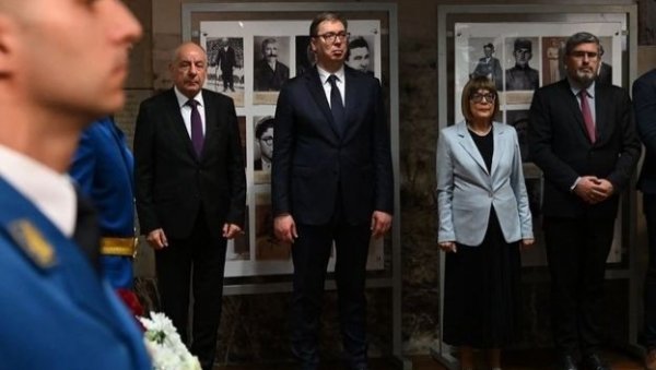 КЛАЊАМО СЕ ЊИХОВИМ СЕНИМА ДОК ГРАДИМО ЗАЈЕДНИЧКУ БУДУЋНОСТ Вучић и Шујок положили венце у Музеју жртава рације (ФОТО) КЛАЊАМО СЕ ЊИХОВИМ СЕНИМА ДОК ГРАДИМО ЗАЈЕДНИЧКУ БУДУЋНОСТ Вучић и Шујок положили венце у Музеју жртава рације (ФОТО)