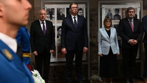 KLANJAMO SE NJIHOVIM SENIMA DOK GRADIMO ZAJEDNIČKU BUDUĆNOST Vučić i Šujok položili vence u Muzeju žrtava racije (FOTO) KLANJAMO SE NJIHOVIM SENIMA DOK GRADIMO ZAJEDNIČKU BUDUĆNOST Vučić i Šujok položili vence u Muzeju žrtava racije (FOTO)