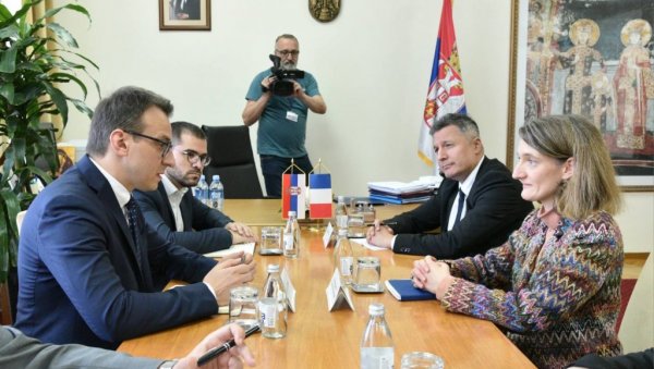 ПРИШТИНА СПРОВОДИ ТЕРОР НАД СРБИМА: Петар Петковић разговарао са Маргерит Коста де Борегар ПРИШТИНА СПРОВОДИ ТЕРОР НАД СРБИМА: Петар Петковић разговарао са Маргерит Коста де Борегар