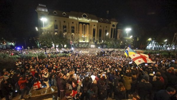 ХАОС НА УЛИЦАМА ТБИЛСИЈА: Протести у Грузији, опозиција негдује због изборних резултата (ВИДЕО) ХАОС НА УЛИЦАМА ТБИЛСИЈА: Протести у Грузији, опозиција негдује због изборних резултата (ВИДЕО)