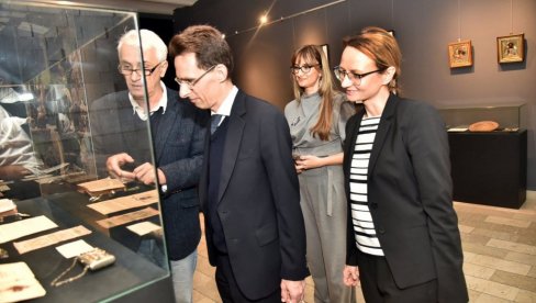 SLOVENI SE SELILI VIŠE PUTA : Muzej Vojvodine i tri ruske institucije na čelu sa Ermitažom nastavljaju saradnju (FOTO) SLOVENI SE SELILI VIŠE PUTA : Muzej Vojvodine i tri ruske institucije na čelu sa Ermitažom nastavljaju saradnju (FOTO)