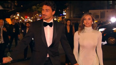 KO JE ONA? KO JE ONA?! Kada je stigla na dodelu Zlatne lopte, svi su samo o njoj pričali! (FOTO/VIDEO) KO JE ONA? KO JE ONA?! Kada je stigla na dodelu Zlatne lopte, svi su samo o njoj pričali! (FOTO/VIDEO)