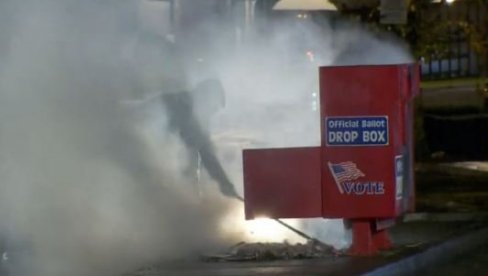 IZGORELA GLASAČKA KUTIJA: Uništeno na stotine listića u SAD, istraga u toku (VIDEO) IZGORELA GLASAČKA KUTIJA: Uništeno na stotine listića u SAD, istraga u toku (VIDEO)