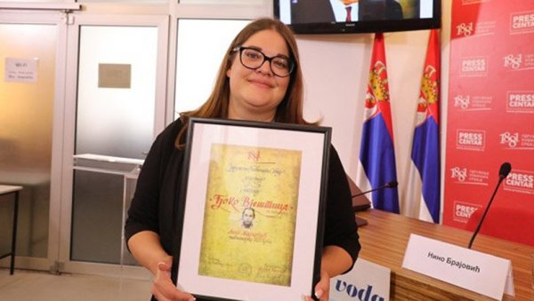 ЉУДСКЕ ПРИЧЕ СУ НАЈБОЉИ ПОКАЗАТЕЉ КАКО СРБИ НА КИМ ЗАИСТА ЖИВЕ: Ана Марковић из Грачанице добитница овогодишње награде „Ђоко Вјештица ЉУДСКЕ ПРИЧЕ СУ НАЈБОЉИ ПОКАЗАТЕЉ КАКО СРБИ НА КИМ ЗАИСТА ЖИВЕ: Ана Марковић из Грачанице добитница овогодишње награде „Ђоко Вјештица