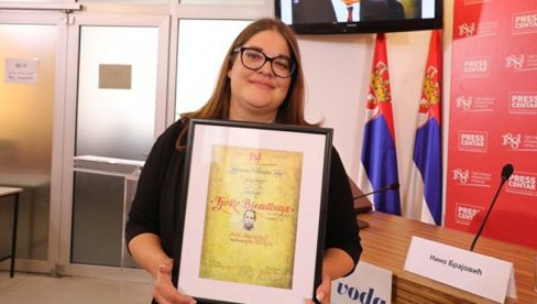 LJUDSKE PRIČE SU NAJBOLJI POKAZATELJ KAKO SRBI NA KIM ZAISTA ŽIVE: Ana Marković iz Gračanice dobitnica ovogodišnje nagrade „Đoko Vještica LJUDSKE PRIČE SU NAJBOLJI POKAZATELJ KAKO SRBI NA KIM ZAISTA ŽIVE: Ana Marković iz Gračanice dobitnica ovogodišnje nagrade „Đoko Vještica
