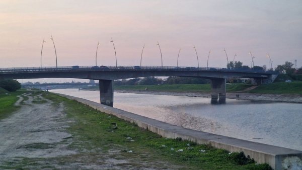 ТЕЛО МУШКАРЦА ИЗВУЧЕНО ИЗ КАНАЛА ДТД: Сумња се да је преминули Новосађанин (36) који је јуче скочио са моста ТЕЛО МУШКАРЦА ИЗВУЧЕНО ИЗ КАНАЛА ДТД: Сумња се да је преминули Новосађанин (36) који је јуче скочио са моста