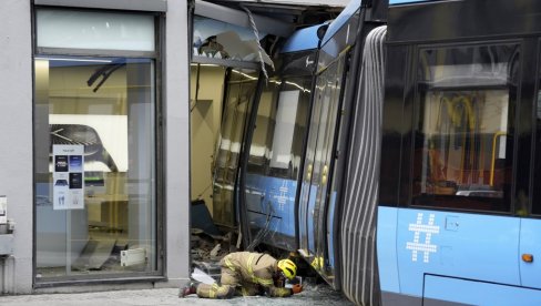 TRAMVAJ ULETEO U PRODAVNICU: Jezive slike sa mesta nesreće - Čuli su se vrisci... LJudi su zbunjeni, nekoliko njih je plakalo (FOTO/VIDEO) TRAMVAJ ULETEO U PRODAVNICU: Jezive slike sa mesta nesreće - Čuli su se vrisci... LJudi su zbunjeni, nekoliko njih je plakalo (FOTO/VIDEO)