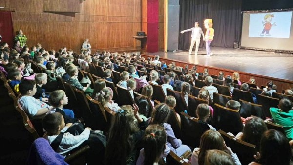 ПАЖЉИВКО УЧИ ПРАВИЛИМА У САОБРАЋАЈУ: У Параћину едукативна представа за прваке (ФОТО) ПАЖЉИВКО УЧИ ПРАВИЛИМА У САОБРАЋАЈУ: У Параћину едукативна представа за прваке (ФОТО)