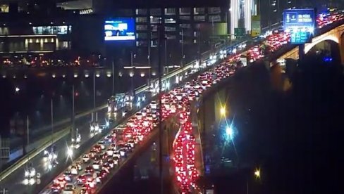 AUTOMOBILI STOJE U KOLONAMA: Prestonica u saobraćajnom kolapsu, ako možete, izbegavajte ove delove grada (FOTO) AUTOMOBILI STOJE U KOLONAMA: Prestonica u saobraćajnom kolapsu, ako možete, izbegavajte ove delove grada (FOTO)