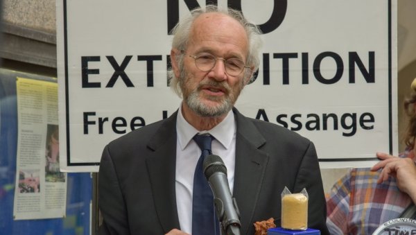 ОВО ЈЕ АПСУРДНО: Асанжов отац критиковао самит БРИКС-а ОВО ЈЕ АПСУРДНО: Асанжов отац критиковао самит БРИКС-а
