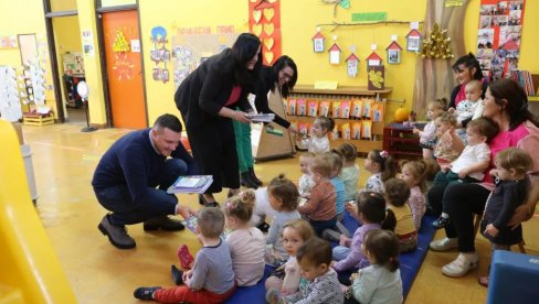 SMEDEREVSKA PALANKA OBEZBEDILA KNJIGE ZA PREDŠKOLCE : Više od 1300 knjiga za pripremni program SMEDEREVSKA PALANKA OBEZBEDILA KNJIGE ZA PREDŠKOLCE : Više od 1300 knjiga za pripremni program