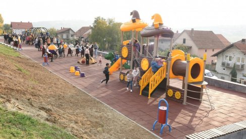 20 MILIONA DINARA U IGRALIŠTE U TOPOLI: Ministarka Žarić Kovačević predala građanima na upotrebu nove terene 20 MILIONA DINARA U IGRALIŠTE U TOPOLI: Ministarka Žarić Kovačević predala građanima na upotrebu nove terene