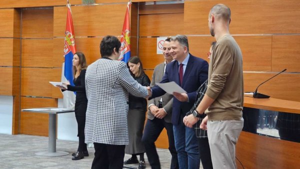 ОБЕЗБЕЂЕНА ОБУКА У ДИГИТАЛНОЈ ФОРМИ ЗА 5.000 ЗАПОСЛЕНИХ У ЈАВНОЈ УПРАВИ: Додела сертификата лица за заштиту података о личности ОБЕЗБЕЂЕНА ОБУКА У ДИГИТАЛНОЈ ФОРМИ ЗА 5.000 ЗАПОСЛЕНИХ У ЈАВНОЈ УПРАВИ: Додела сертификата лица за заштиту података о личности