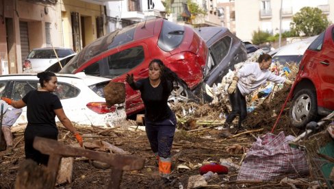 OVO MOŽE SAMO FUDBAL: Poplave u Valensiji su pretile da unište san jednog navijača, a onda je on uradio nešto neverovatno (FOTO) OVO MOŽE SAMO FUDBAL: Poplave u Valensiji su pretile da unište san jednog navijača, a onda je on uradio nešto neverovatno (FOTO)