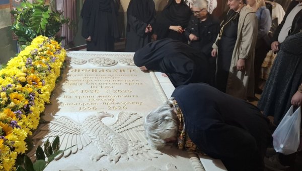 ВЕРНИЦИ ЦЕЛИВАЛИ БЕЛУ ПЛОЧУ НАД ТАЈНОВИДЦЕМ: Обележене четири године откако је вечно уснио митрополит Амфилохије ВЕРНИЦИ ЦЕЛИВАЛИ БЕЛУ ПЛОЧУ НАД ТАЈНОВИДЦЕМ: Обележене четири године откако је вечно уснио митрополит Амфилохије