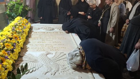VERNICI CELIVALI BELU PLOČU NAD TAJNOVIDCEM: Obeležene četiri godine otkako je večno usnio mitropolit Amfilohije VERNICI CELIVALI BELU PLOČU NAD TAJNOVIDCEM: Obeležene četiri godine otkako je večno usnio mitropolit Amfilohije