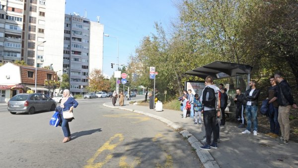 ГУШЕ ДИМ ИЗ БАРАКА И РОШТИЉНИЦА: Житељи Браће Јерковић већ дуже време изложени непријатним мирисима на окретници аутобуса 26 ГУШЕ ДИМ ИЗ БАРАКА И РОШТИЉНИЦА: Житељи Браће Јерковић већ дуже време изложени непријатним мирисима на окретници аутобуса 26