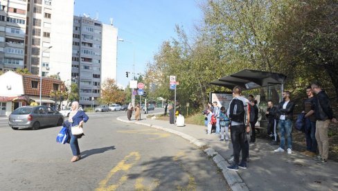 ГУШЕ ДИМ ИЗ БАРАКА И РОШТИЉНИЦА: Житељи Браће Јерковић већ дуже време изложени непријатним мирисима на окретници аутобуса 26 ГУШЕ ДИМ ИЗ БАРАКА И РОШТИЉНИЦА: Житељи Браће Јерковић већ дуже време изложени непријатним мирисима на окретници аутобуса 26