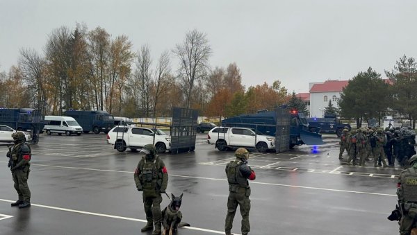 ЗАПЛЕЊЕНА РЕКОРДНА КОЛИЧИНА ЕКСПЛОЗИВА: Белоруски цариници открили паклену пошиљку америчке експлозивне материје из Пољске ЗАПЛЕЊЕНА РЕКОРДНА КОЛИЧИНА ЕКСПЛОЗИВА: Белоруски цариници открили паклену пошиљку америчке експлозивне материје из Пољске