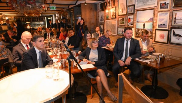 ВИНА ВОЈВОДИНЕ У ЛОНДОНУ: Маја Гојковић предводила промоцију 22 винарије (ФОТО) ВИНА ВОЈВОДИНЕ У ЛОНДОНУ: Маја Гојковић предводила промоцију 22 винарије (ФОТО)