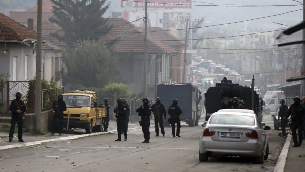 НОВЕ ПРОВОКАЦИЈЕ АЛБАНАЦА НА КиМ: Епархија Рашко-Призренска - Испред капије манастира Бањска непозната лица у снегу исписала УЧК НОВЕ ПРОВОКАЦИЈЕ АЛБАНАЦА НА КиМ: Епархија Рашко-Призренска - Испред капије манастира Бањска непозната лица у снегу исписала УЧК