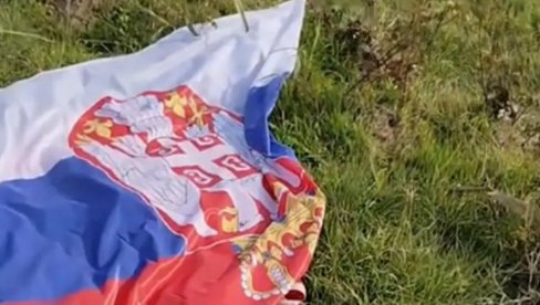 HRVAT NAŠAO SRPSKU ZASTAVU NA TRAVI: Pogledajte šta je uradio (VIDEO) HRVAT NAŠAO SRPSKU ZASTAVU NA TRAVI: Pogledajte šta je uradio (VIDEO)