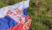 HRVAT NAŠAO SRPSKU ZASTAVU NA TRAVI: Pogledajte šta je uradio (VIDEO) HRVAT NAŠAO SRPSKU ZASTAVU NA TRAVI: Pogledajte šta je uradio (VIDEO)