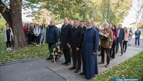 PRVI NA TERITORIJI VOJVODINE: U Zrenjaninu obeleženo 106 godina od osnivanja Srpskog narodnog odbora u Velikom Bečkereku (FOTO) PRVI NA TERITORIJI VOJVODINE: U Zrenjaninu obeleženo 106 godina od osnivanja Srpskog narodnog odbora u Velikom Bečkereku (FOTO)