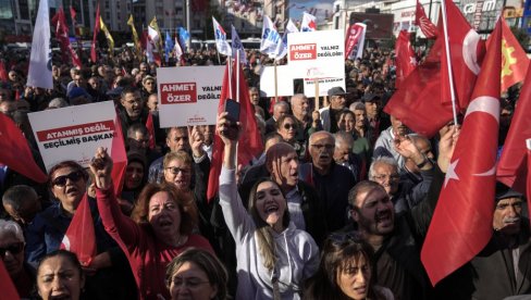 PROTEST U ISTANBULU: Uhapšen i smenjen gradonačelnika iz opozicije PROTEST U ISTANBULU: Uhapšen i smenjen gradonačelnika iz opozicije