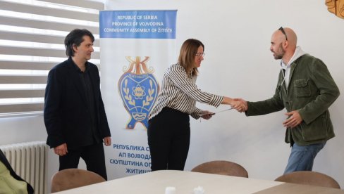 DESET LJUDI DOBILO POSAO: U Žitištu uručeni ugovori nezaposlenima i poslodavcima DESET LJUDI DOBILO POSAO: U Žitištu uručeni ugovori nezaposlenima i poslodavcima