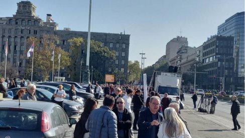 STIŽU ISTAKNUTI PROSVETNI RADNICI: Na protestu Lazović, Lutovac, Milivojević.. (FOTO) STIŽU ISTAKNUTI PROSVETNI RADNICI: Na protestu Lazović, Lutovac, Milivojević.. (FOTO)