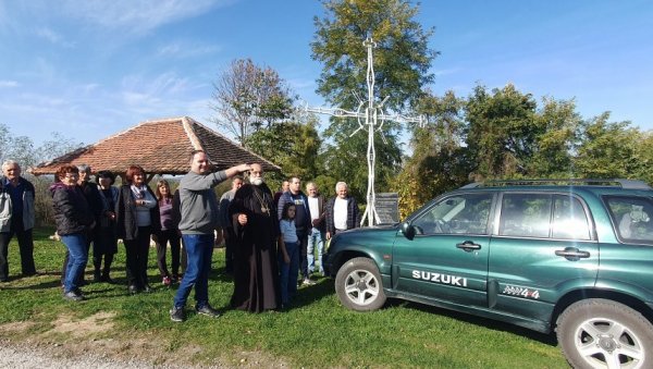 А ОД ПАРОХИЈАНА - ЏИП: У Оглађеновцу код Ваљева свештеника Гроздана Гајића испратили у пензију и даровали теренцем А ОД ПАРОХИЈАНА - ЏИП: У Оглађеновцу код Ваљева свештеника Гроздана Гајића испратили у пензију и даровали теренцем