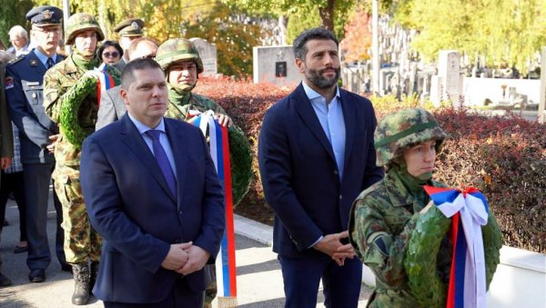 ШАПИЋ И НИКОДИЈЕВИЋ ОДАЛИ ПОЧАСТ ПАЛИМ БОРЦИМА: Положени венци поводом Дана ослобођења Београда у Првом светском рату ШАПИЋ И НИКОДИЈЕВИЋ ОДАЛИ ПОЧАСТ ПАЛИМ БОРЦИМА: Положени венци поводом Дана ослобођења Београда у Првом светском рату