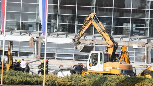 MONSTRUOZNO! Botovi opozicije napali roditelje devojčice stradale u Novom Sadu MONSTRUOZNO! Botovi opozicije napali roditelje devojčice stradale u Novom Sadu