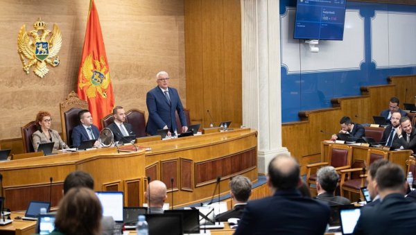 ЗАСТАВАМА МЕСТО У МУЗЕЈУ: Последњи потез председника Скупштине Црне Горе подигао тензије и испровоцирао колегијум ЗАСТАВАМА МЕСТО У МУЗЕЈУ: Последњи потез председника Скупштине Црне Горе подигао тензије и испровоцирао колегијум