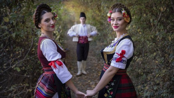 ФОТО-САФАРИ „АРТ ТИМА“ ИЗ ПАРАЋИНА: Под објективима модели код манастира Раваница и Покрова Пресвете Богородице ФОТО-САФАРИ „АРТ ТИМА“ ИЗ ПАРАЋИНА: Под објективима модели код манастира Раваница и Покрова Пресвете Богородице