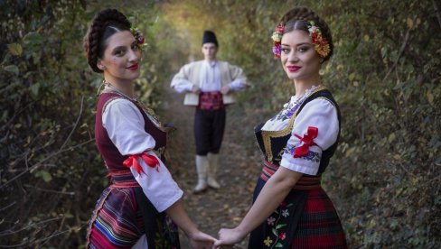 ФОТО-САФАРИ „АРТ ТИМА“ ИЗ ПАРАЋИНА: Под објективима модели код манастира Раваница и Покрова Пресвете Богородице ФОТО-САФАРИ „АРТ ТИМА“ ИЗ ПАРАЋИНА: Под објективима модели код манастира Раваница и Покрова Пресвете Богородице